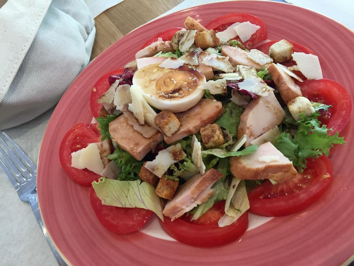 Salade composée fraîche — poulet, tomates, œuf, parmesan et croûtons — au Coffee Lab.
