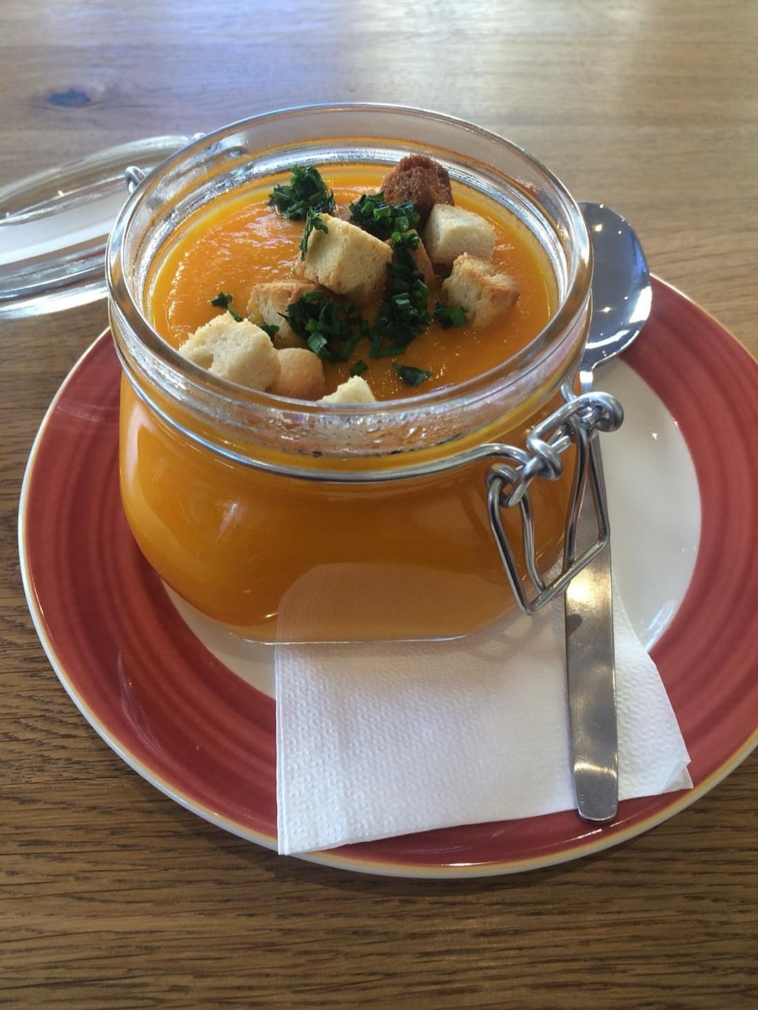 Velouté de saison maison servi en bocal, avec croûtons et herbes fraîches.