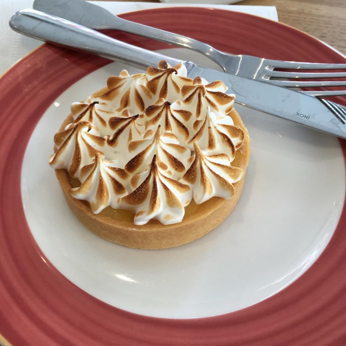 Tarte au citron meringuée, pâtisserie maison du Coffee Lab.
